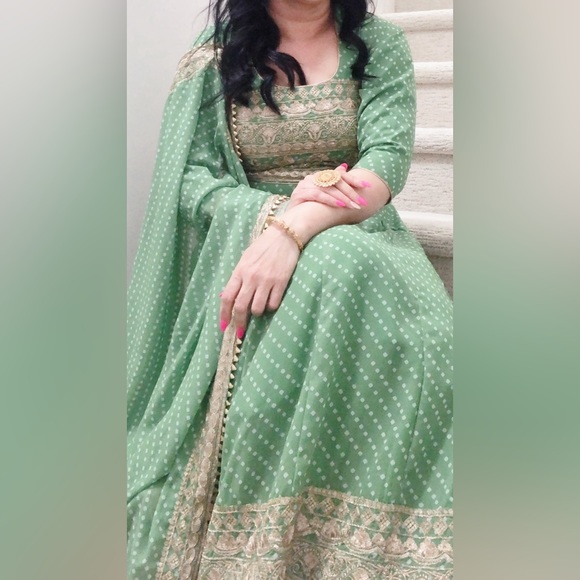 Beautiful green colour frock suit size 36 to 38 wore only one time - Picture 2 of 2